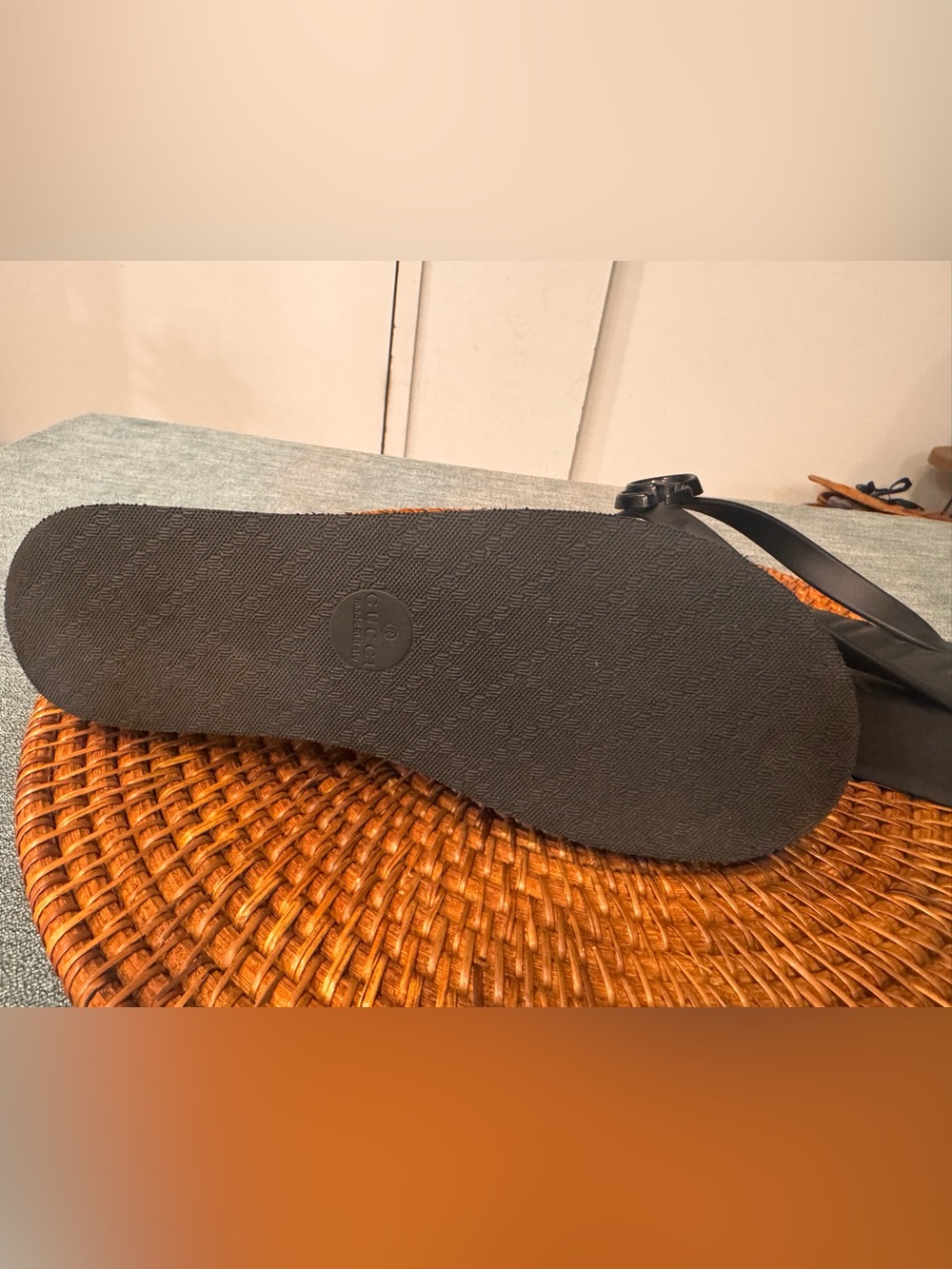 Gucci Black Jelly Knot Toe-Post Sandals - Picture 2 of 4
